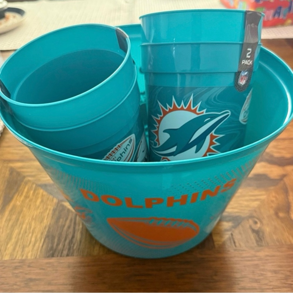 NWT MIAMI DOLPHINS BUNDLE SNACKS BUCKET + 4 CUP (25oz/each)